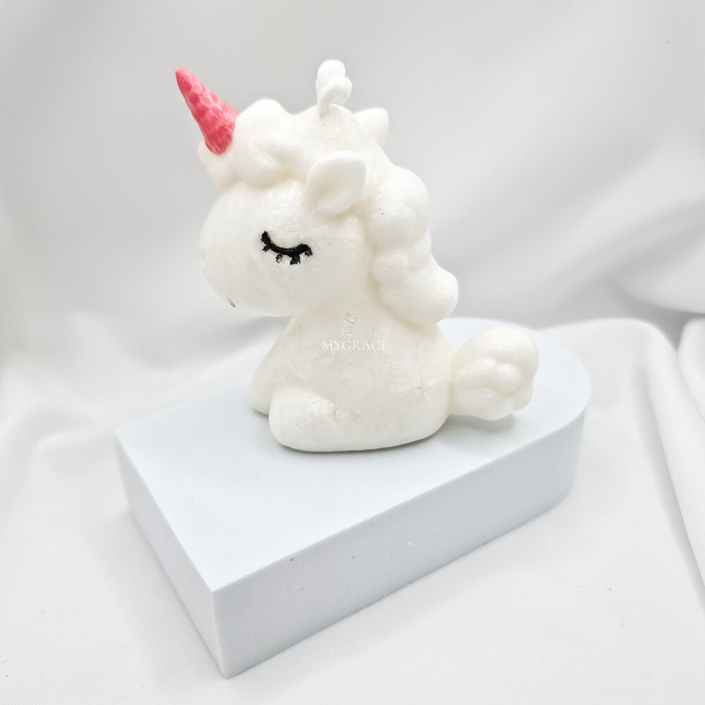 Lumânare parfumată în formă de unicorn, ceară palmier, parfum vată de zahăr
