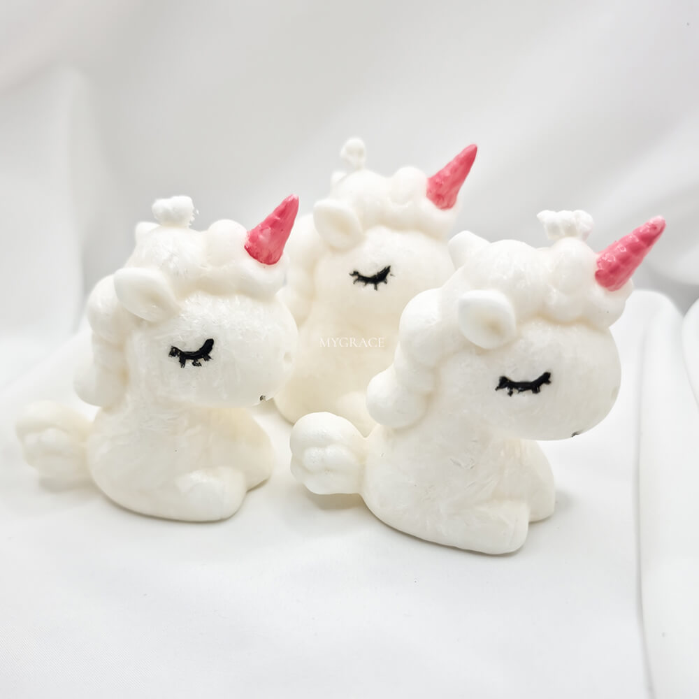 Lumânare parfumată în formă de unicorn, ceară palmier, parfum vată de zahăr