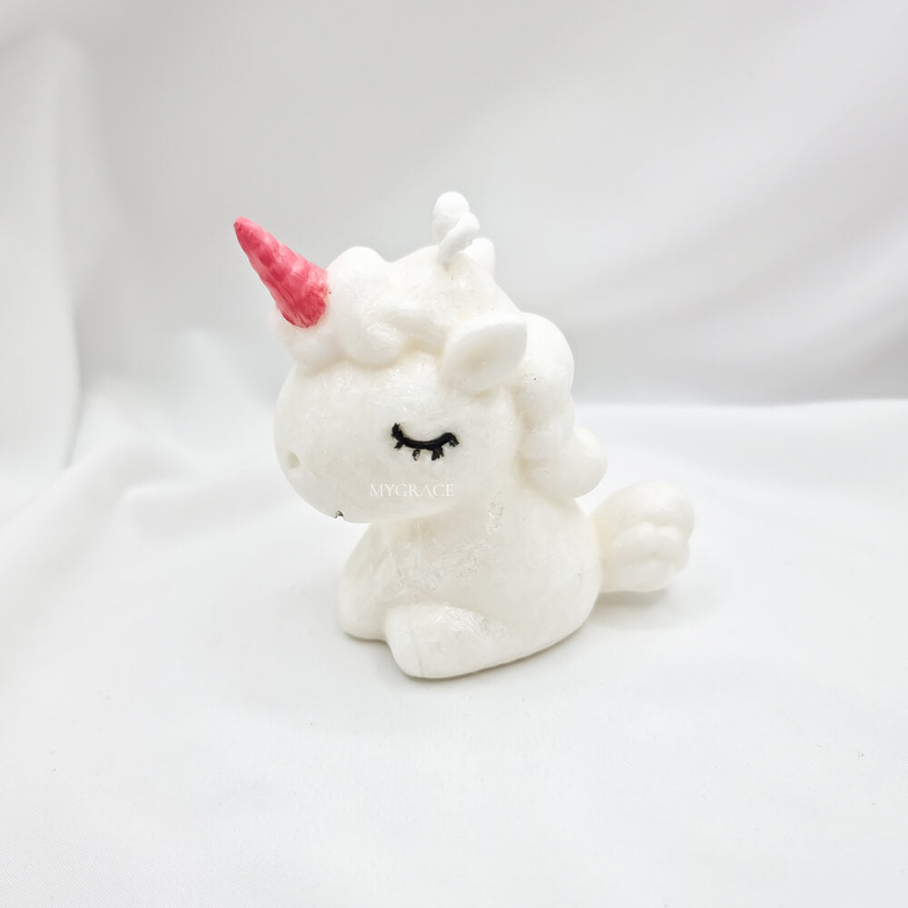 Lumânare parfumată în formă de unicorn, ceară palmier, parfum vată de zahăr