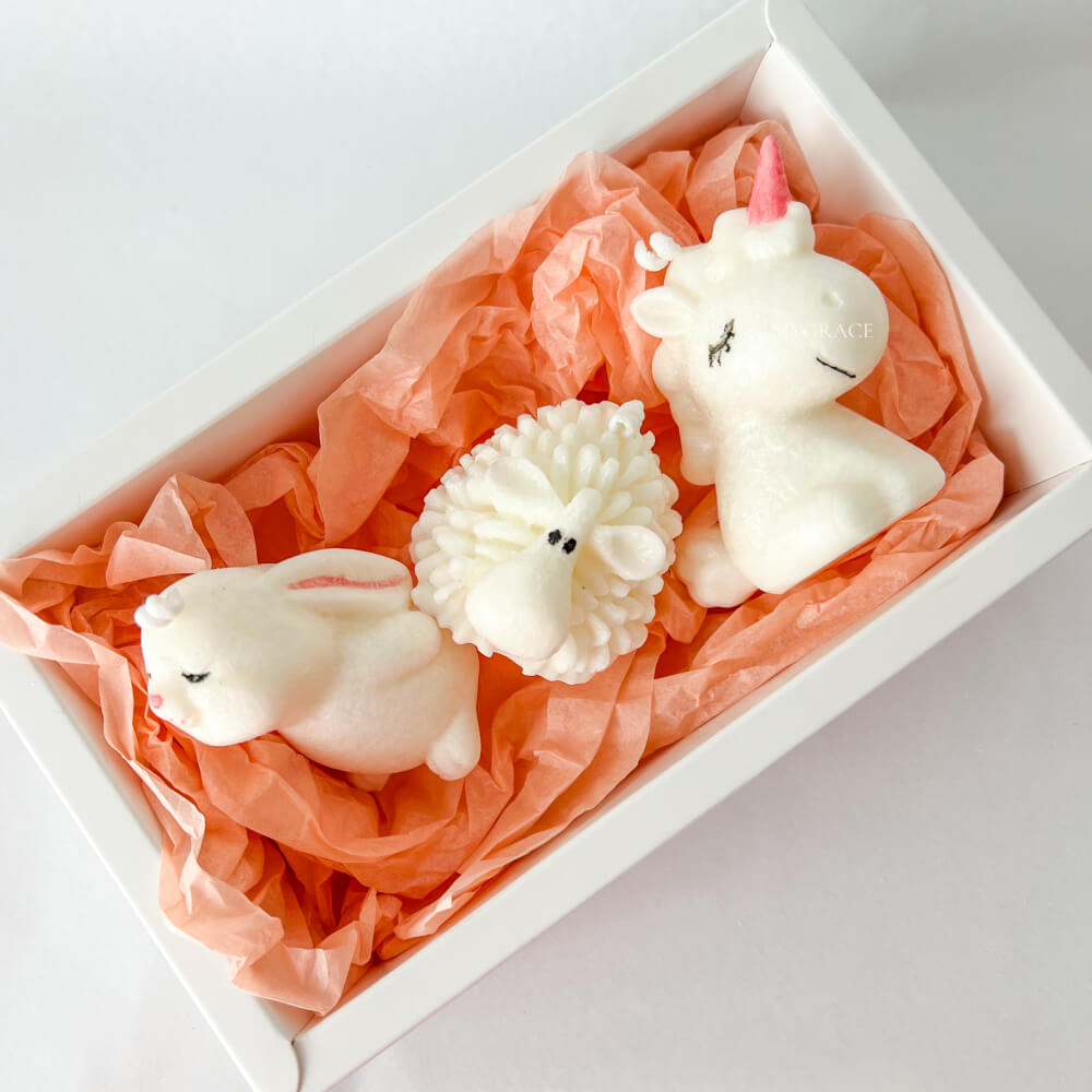 Set cadou ”Sweet dreams” - set 3 lumânări parfumate în formă de unicorn/oiță/iepuraș, ceară vegetală 100%, parfum vată de zahăr/caramel