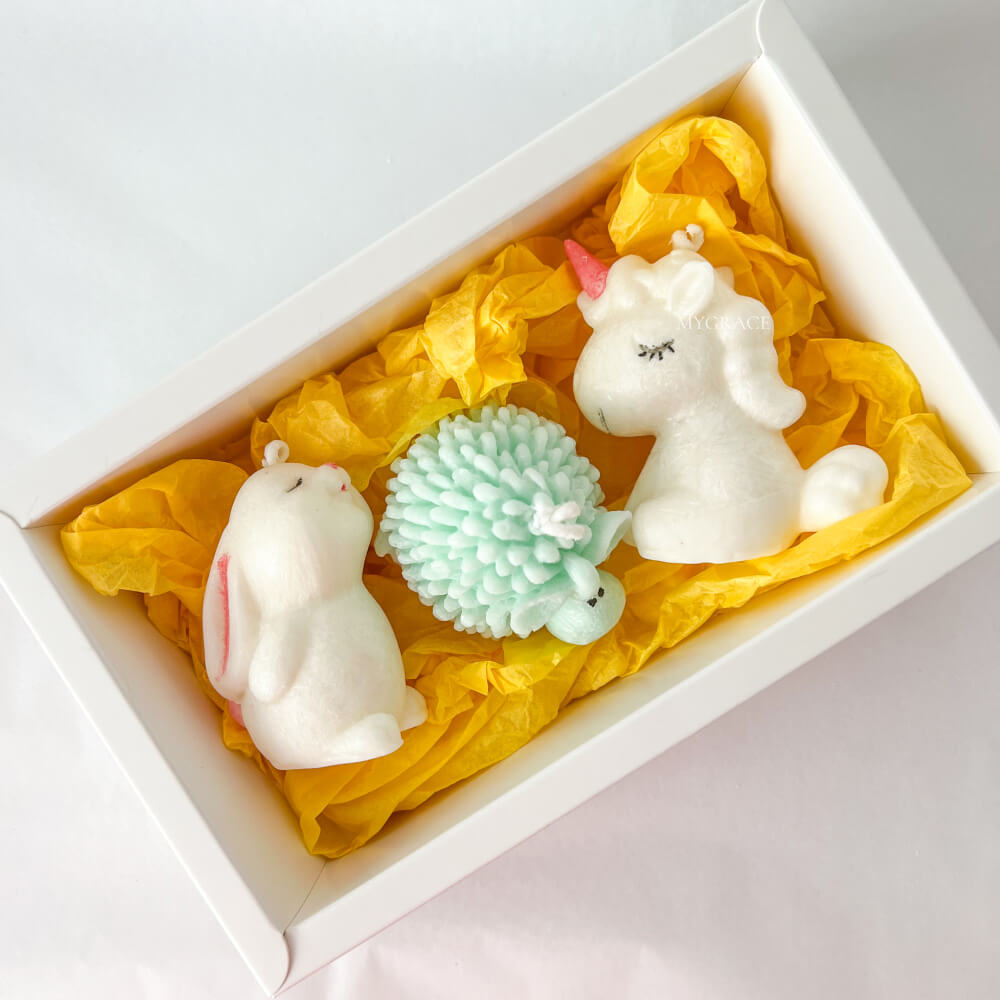 Set cadou ”Sweet dreams” - set 3 lumânări parfumate în formă de unicorn/oiță/iepuraș, ceară vegetală 100%, parfum vată de zahăr/caramel