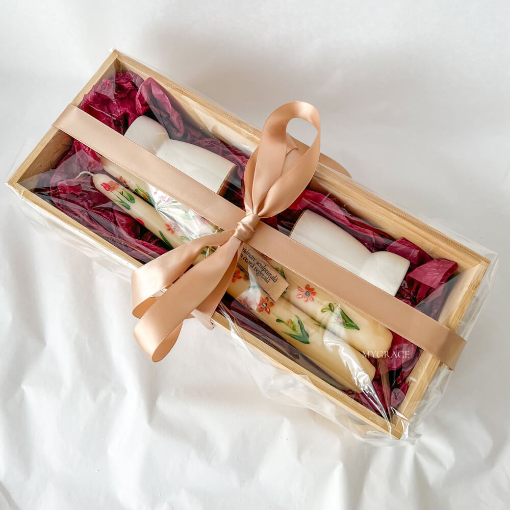 Set cadou ”Reverie” - set lumânări conice pentru sfeșnic, pictate manual, model floral (2 buc) și suport ceramic pentru lumânări (2 buc.)