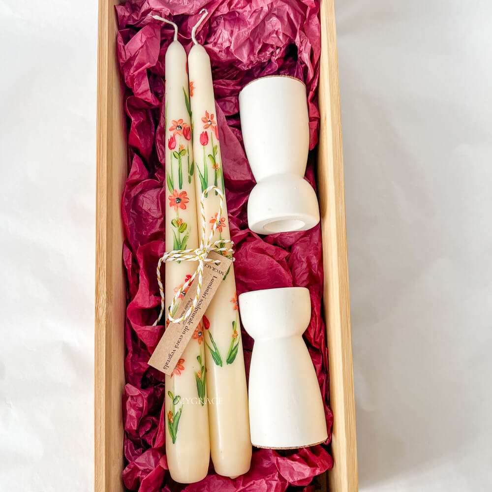 Set cadou ”Reverie” - set lumânări conice pentru sfeșnic, pictate manual, model floral (2 buc) și suport ceramic pentru lumânări (2 buc.)