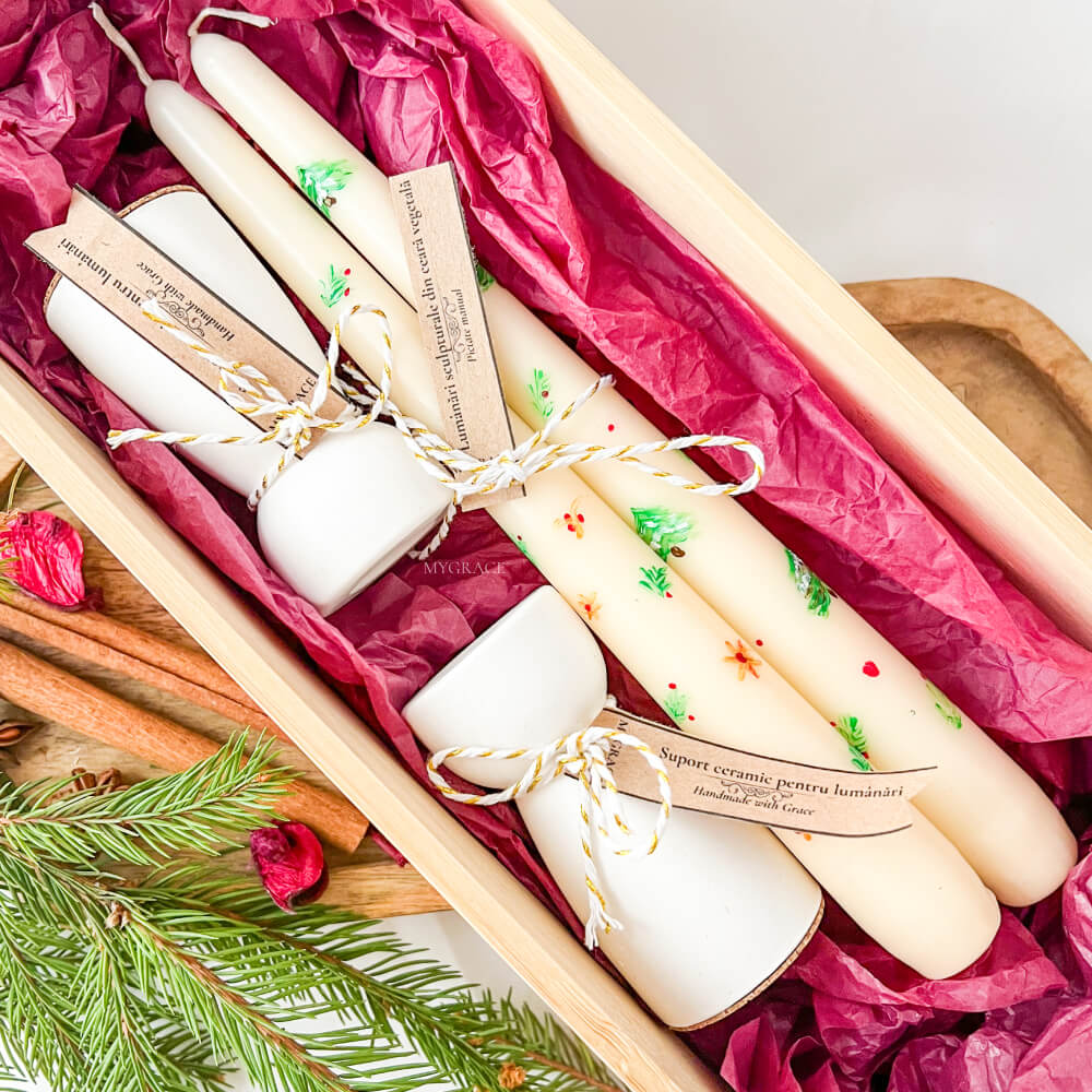 Cadou de Crăciun ”Reverie” - set lumânări conice pentru sfeșnic, pictate manual, model Crăciun (2 buc) și suport ceramic pentru lumânări (2 buc.)