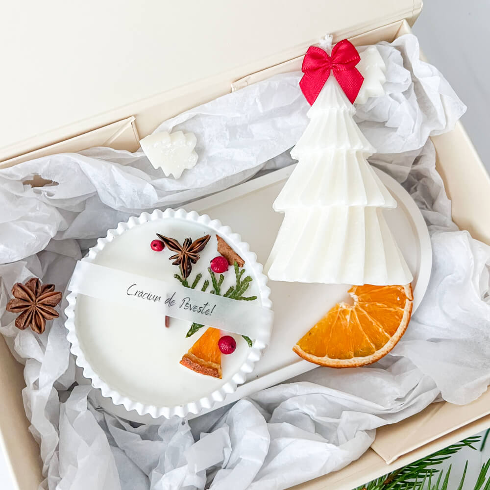 Cadou de Crăciun ”Crăciun de Poveste” - set lumânări parfumate ceară vegetală și tăviță ceramică, ambalare premium
