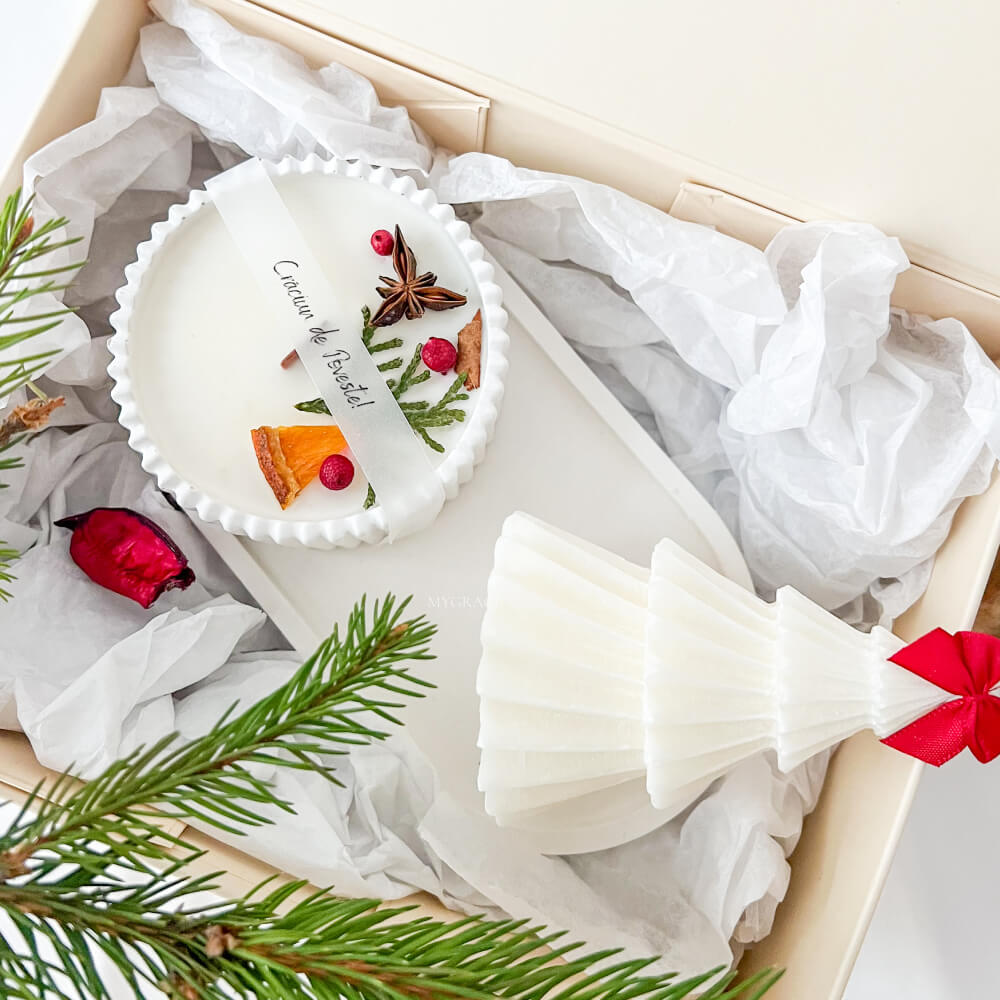 Cadou de Crăciun ”Crăciun de Poveste” - set lumânări parfumate ceară vegetală și tăviță ceramică, ambalare premium