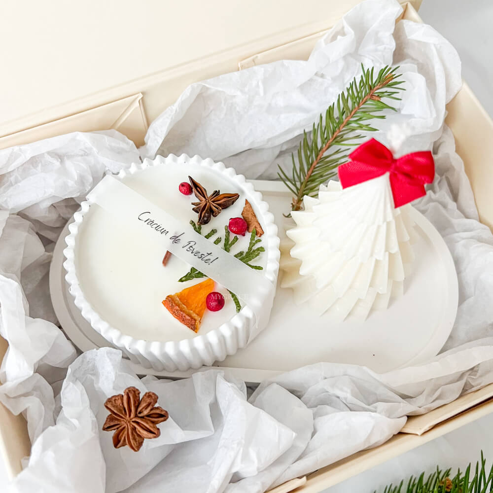 Cadou de Crăciun ”Crăciun de Poveste” - set lumânări parfumate ceară vegetală și tăviță ceramică, ambalare premium