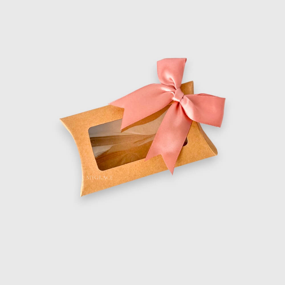 Cutie cadou cu fereastră și fundiță, tip plic, kraft, carton, 12.5x7x2 cm