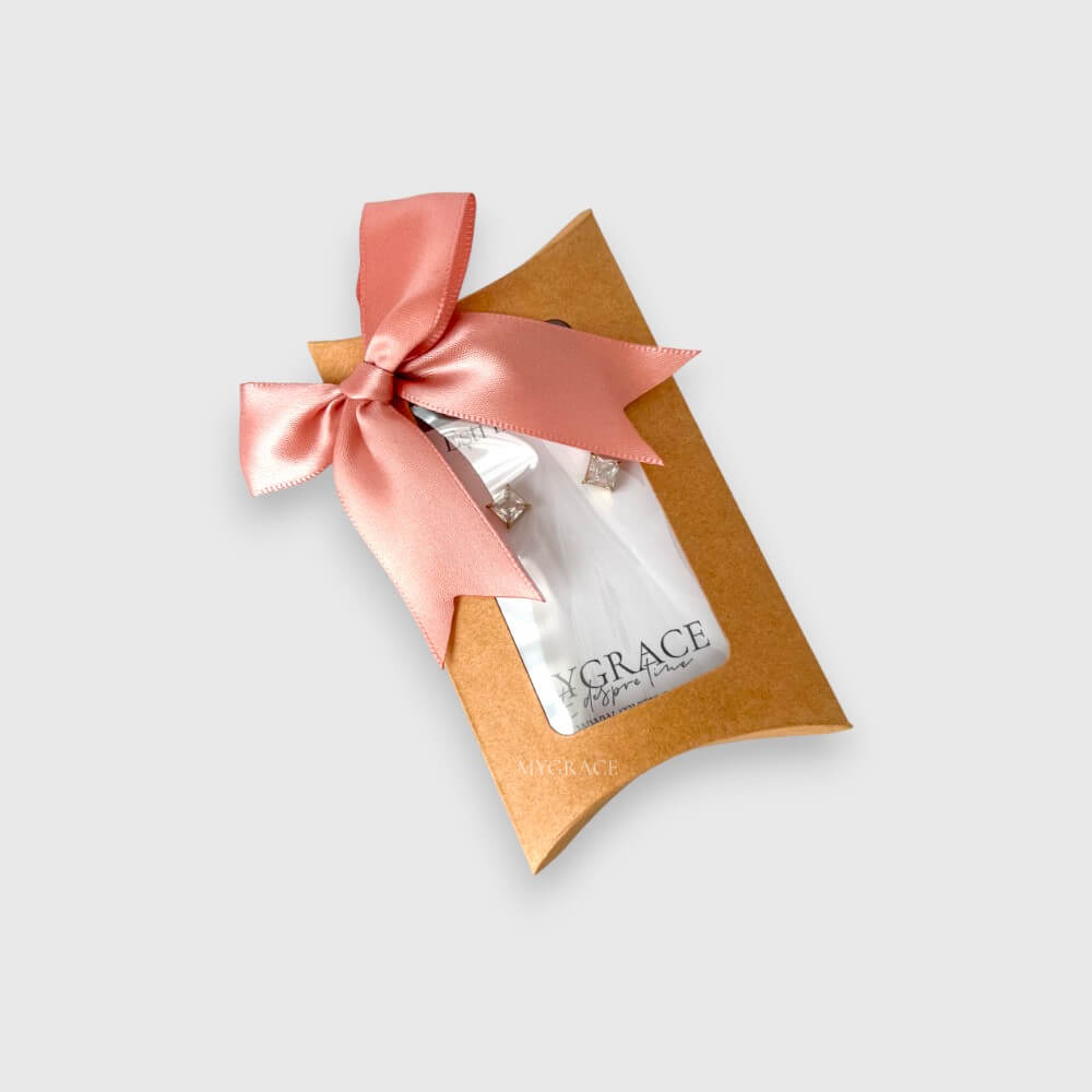 Cutie cadou cu fereastră și fundiță, tip plic, kraft, carton, 12.5x7x2 cm