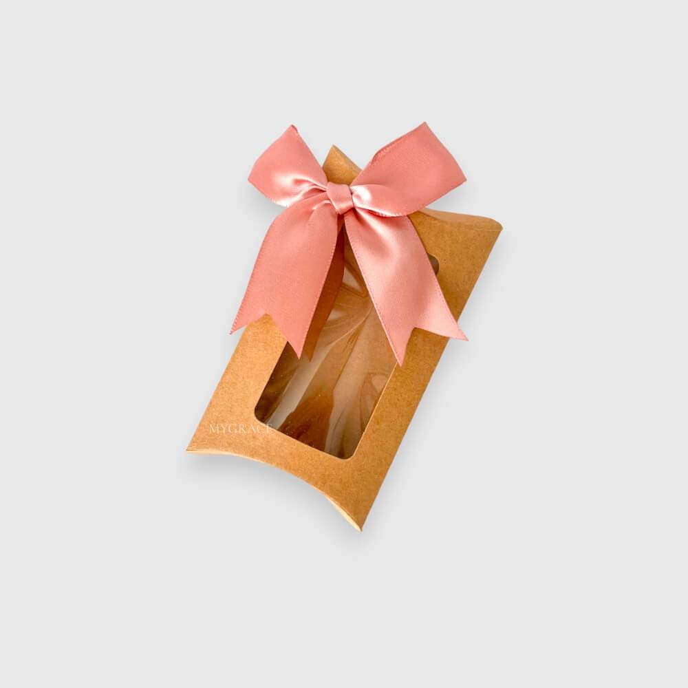 Cutie cadou cu fereastră și fundiță, tip plic, kraft, carton, 12.5x7x2 cm