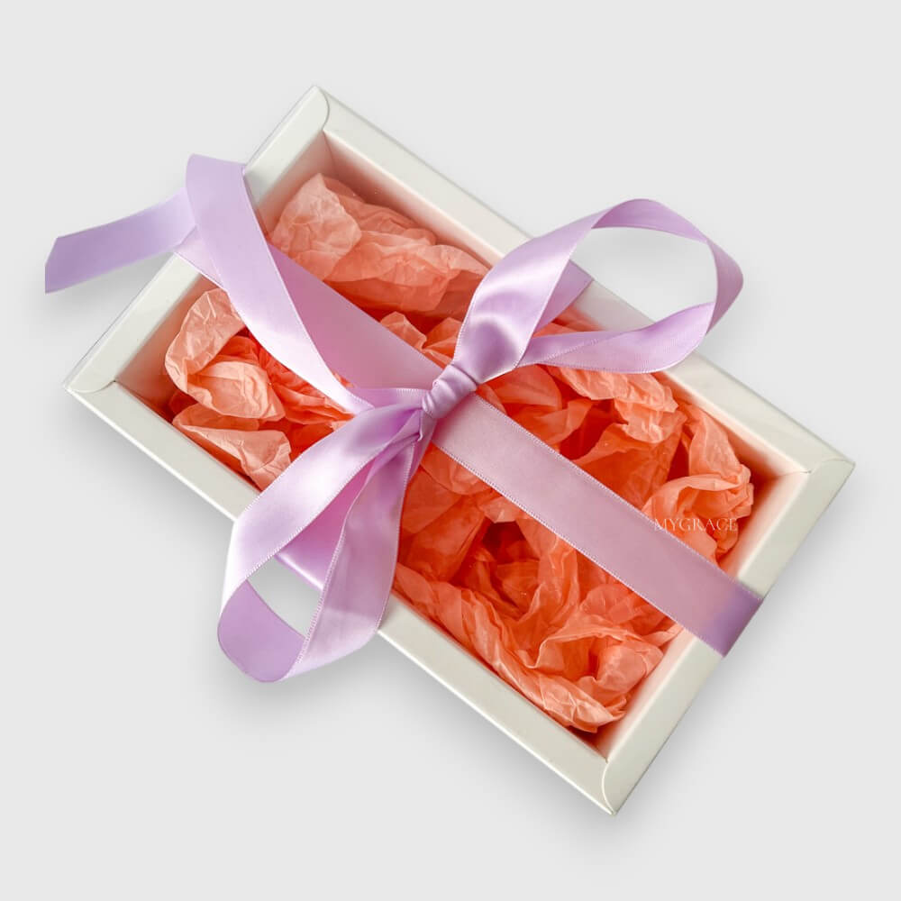 Cutie cadou cu fereastră și fundă, albă, carton, 20x12x6 cm (cutie produse multiple)