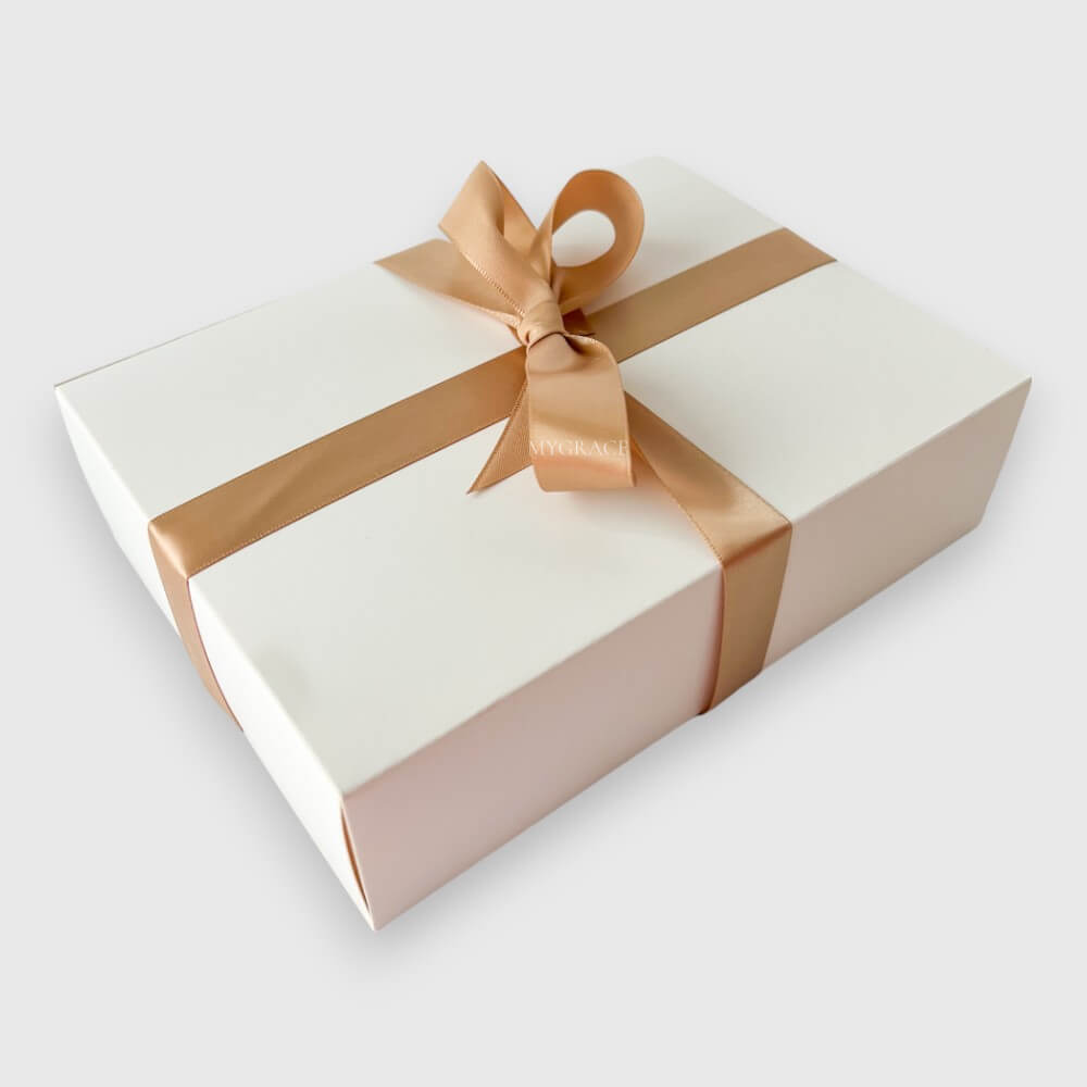Cutie cadou cu sertar și fundă, albă, carton, 19x14x5 cm (cutie produse multiple)