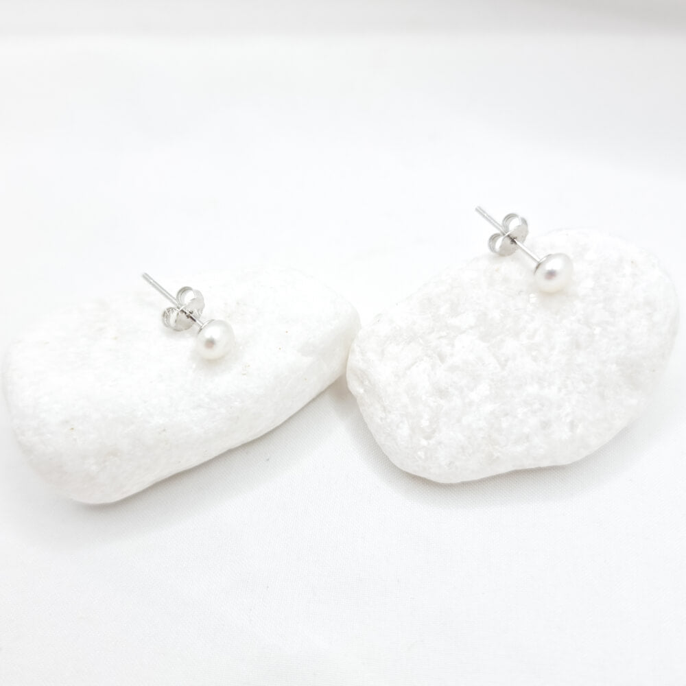 Cercei argint ”Be pure”, albi, argint 925 și perle naturale 4 mm, MYGRACE
