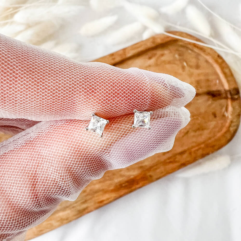 Cercei argint ”Be classy”, argint 925, placați cu rodiu și decorați cu zirconiu, pătrați, 3 mm