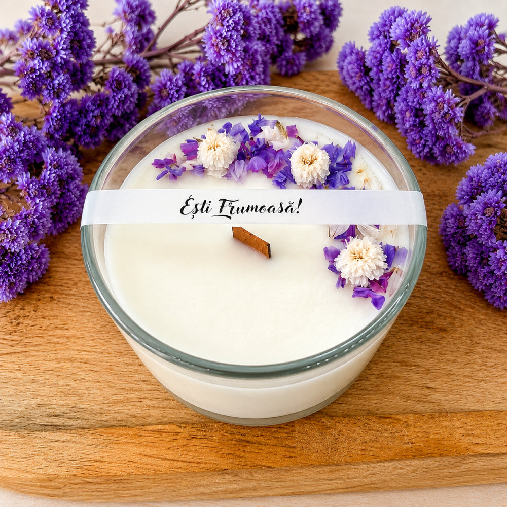 Lumânare parfumată ceară soia ”Ești frumoasă”, parfum Graceful touch, vas sticlă, decor floricele mov