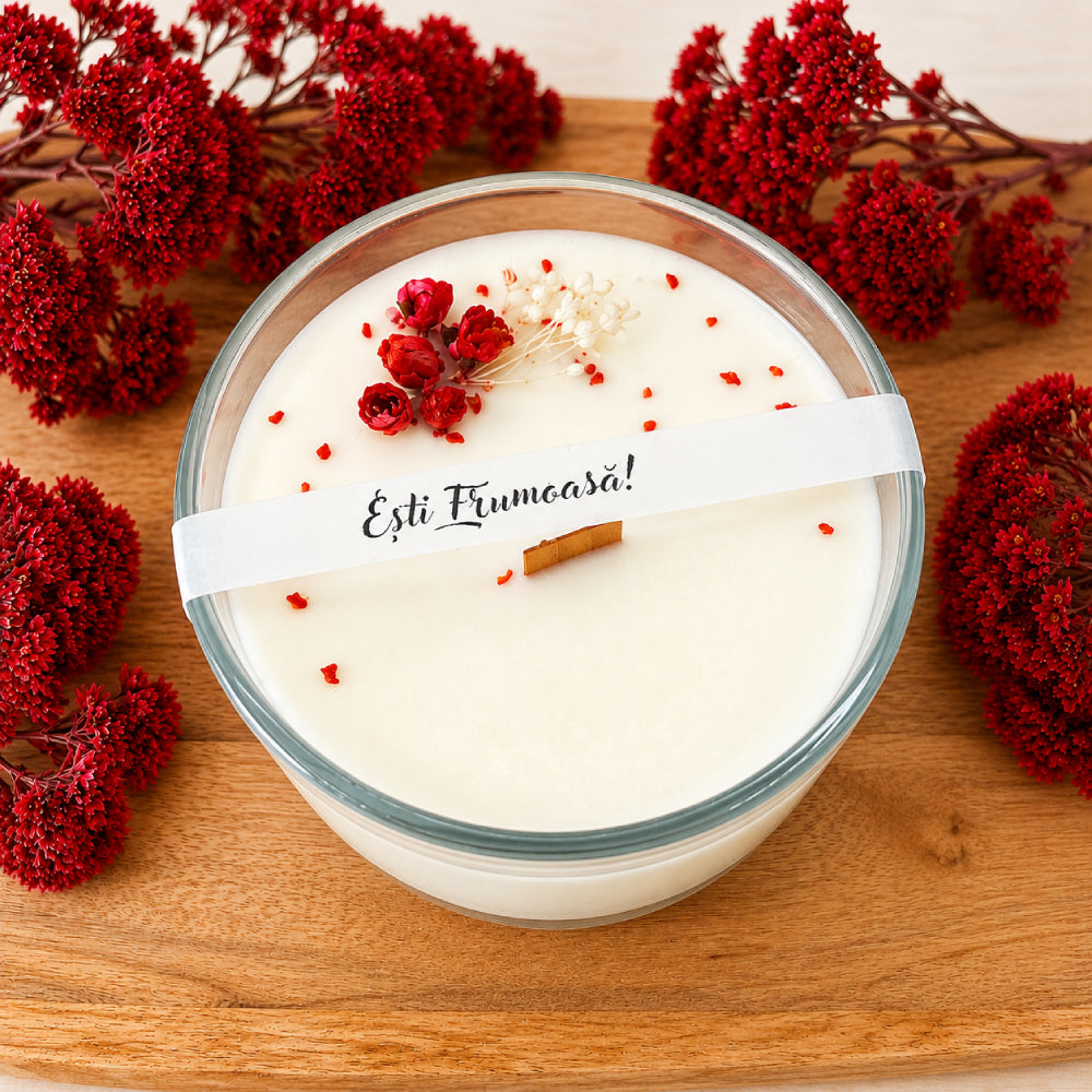 Lumânare parfumată ceară soia ”Ești frumoasă”, parfum Graceful touch, vas sticlă, decor floricele roșii
