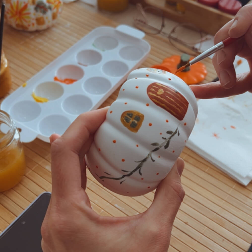 Atelier de pictură a figurinelor ceramice MYGRACE, în care participanții personalizează manual obiecte decorative din praf ceramic cu pensule și culori.