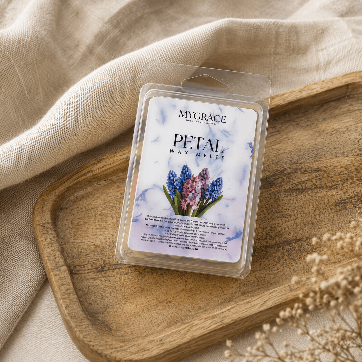 Cuburi de topit din ceară naturală de soia MYGRACE cu parfum de zambilă, în ambalaj tip clamshell, fotografiate pe o tăviță rustică din lemn, cu pânză de in și zambile.