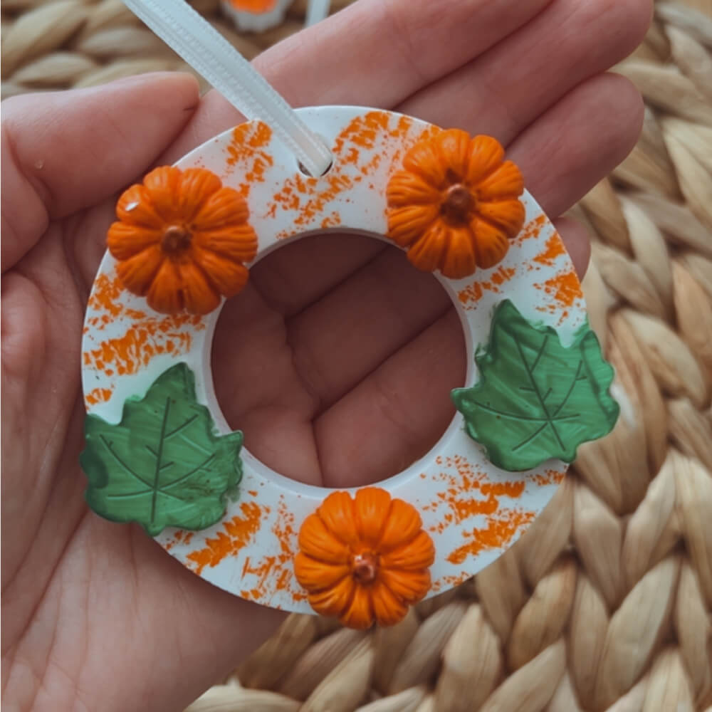 Ceramică parfumată pentru dulap, pictată manual, realizată din praf ceramic și personalizată cu forme decorative și parfum.