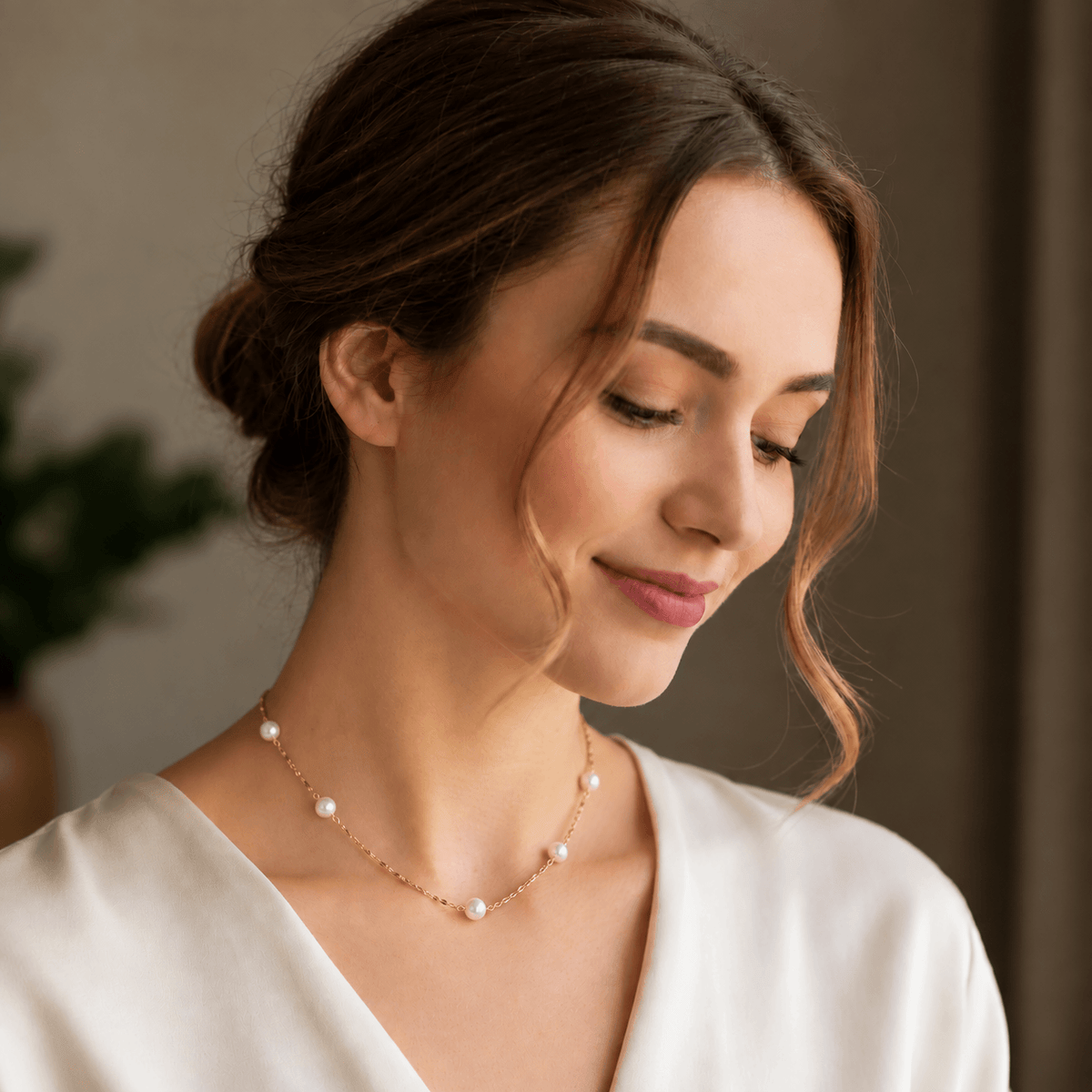Colier din argint 925 cu perle naturale, purtat de model