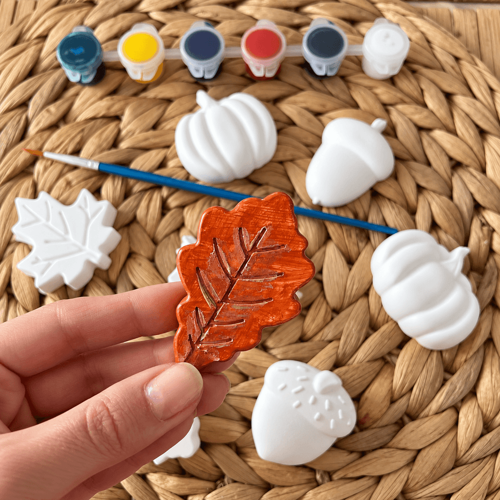 Set de pictură cu figurine ceramice handmade, culori acrilice și pensulă, cu o figurină de toamnă pictată manual