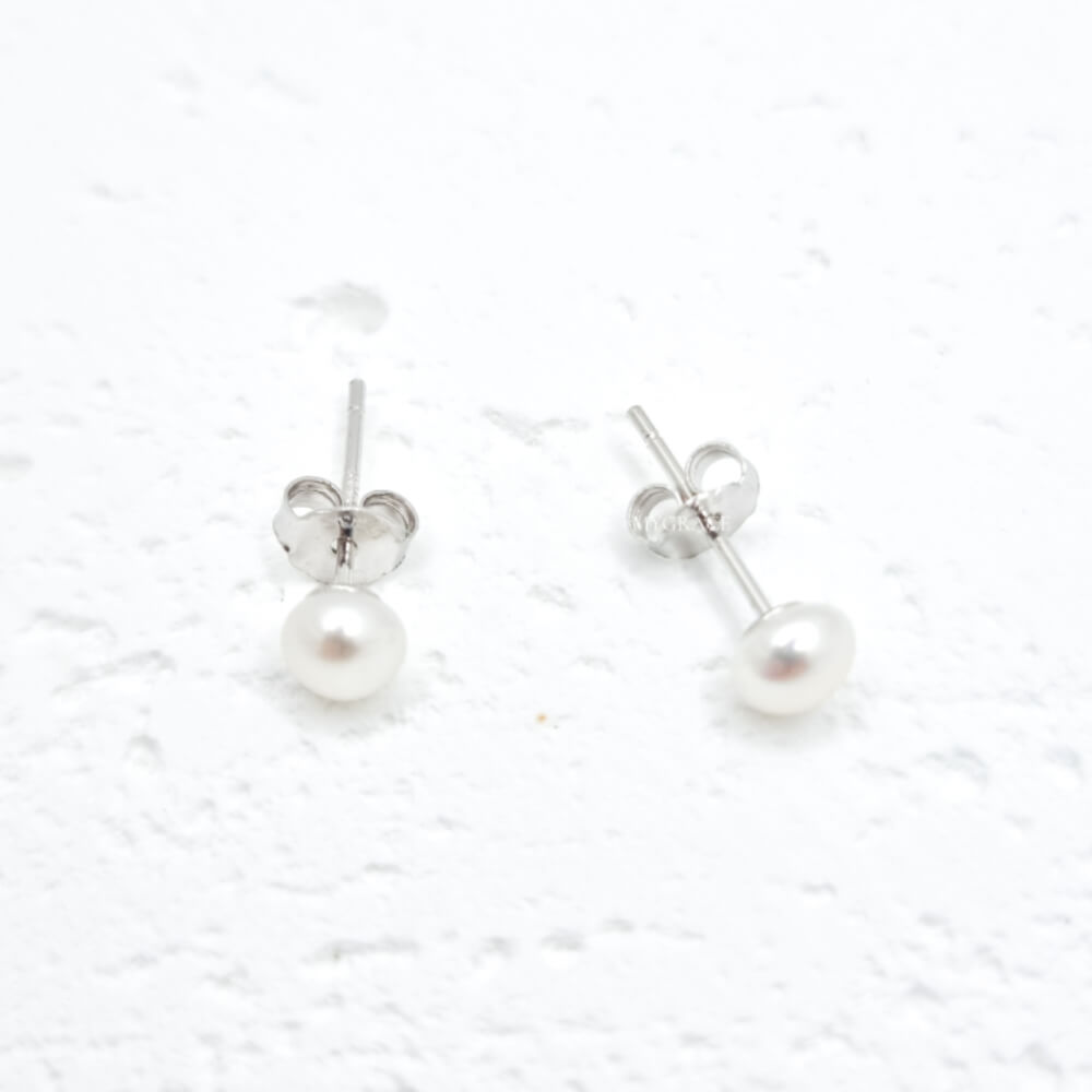 Cercei argint ”Be pure”, albi, argint 925 și perle naturale 4 mm, MYGRACE