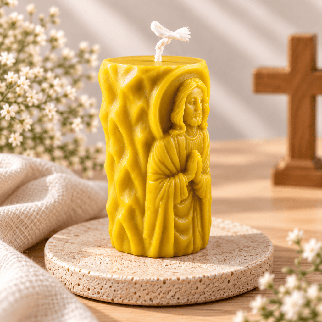 Lumânare din ceară de albine cu Iisus, vedere din profil lateral