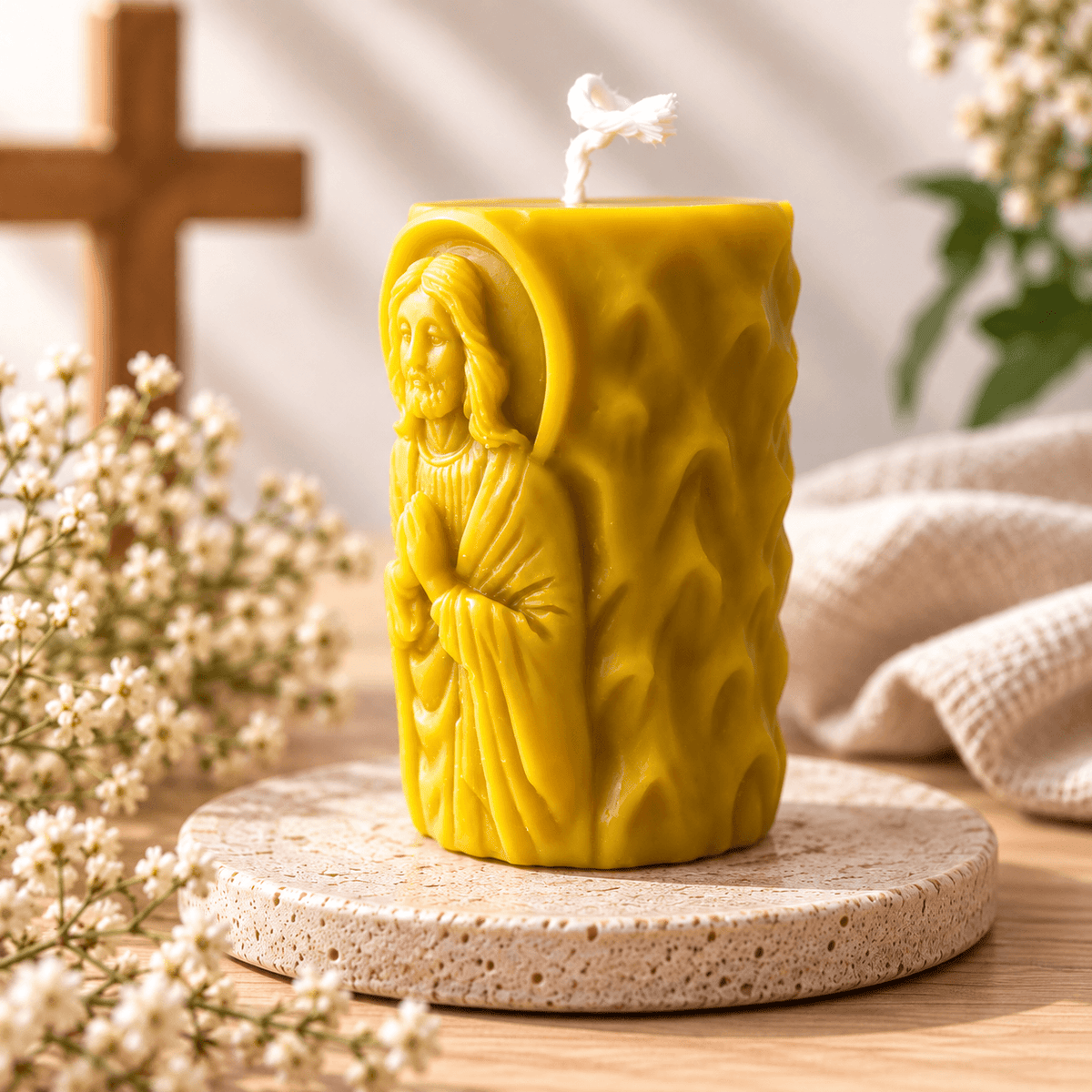 Lumânare religioasă din ceară de albine cu Iisus, fotografiată din profil