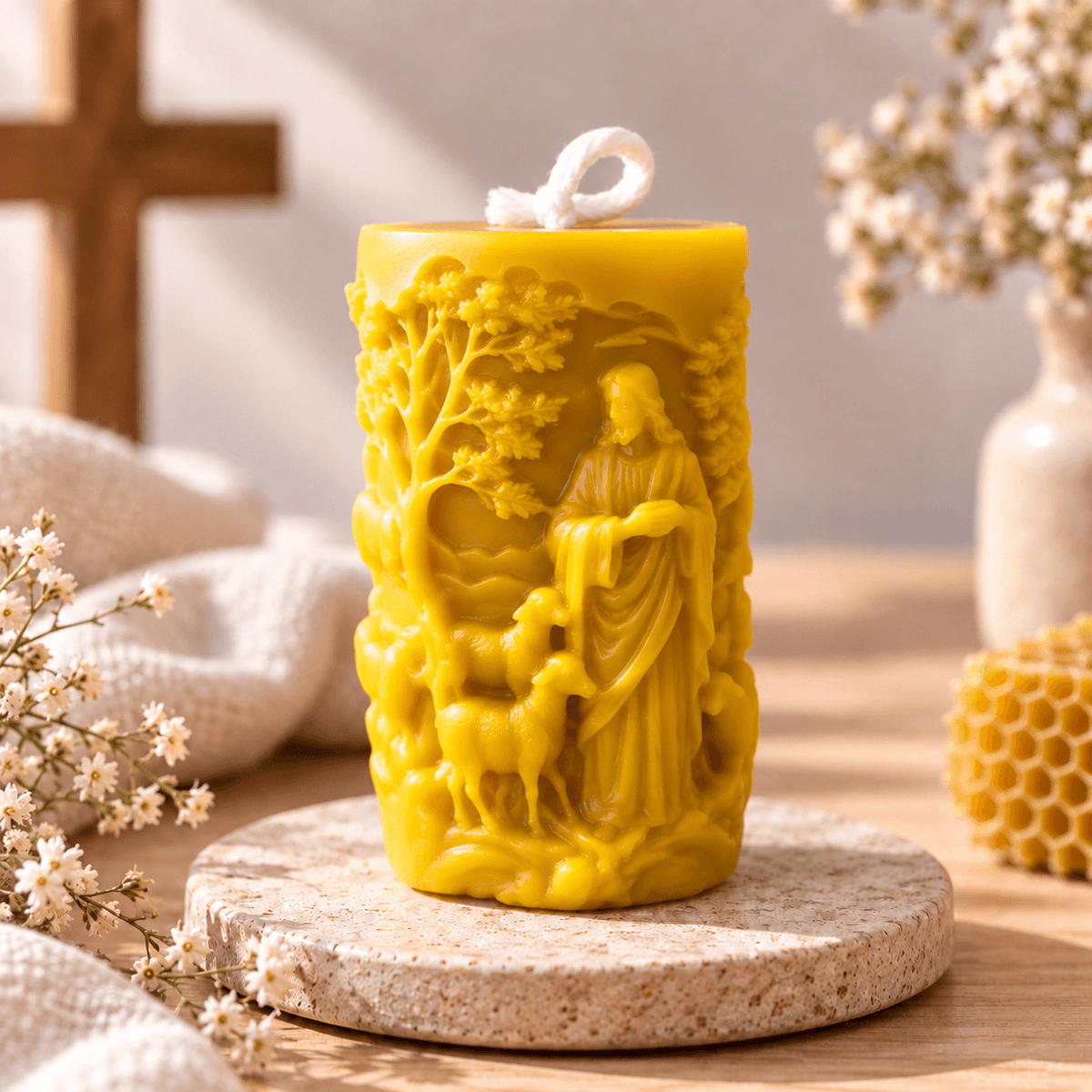 Lumânare din ceară de albine cu Iisus și mielușei, lumânare religioasă sculptată