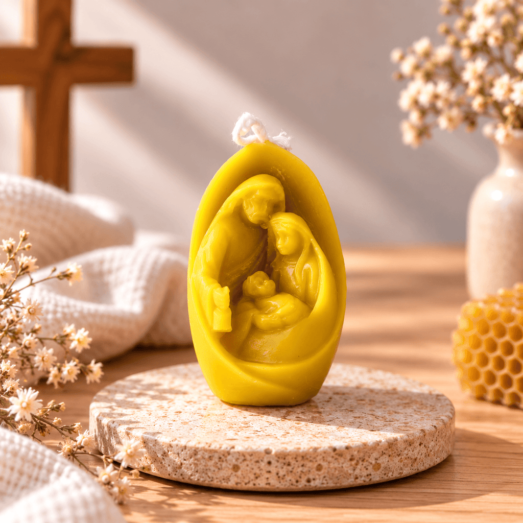 Lumânare religioasă din ceară de albine cu Nașterea Domnului, sculptată în relief