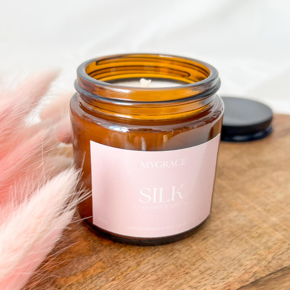 Lumânare parfumată SILK MyGrace cu parfum de bujor și piper roz