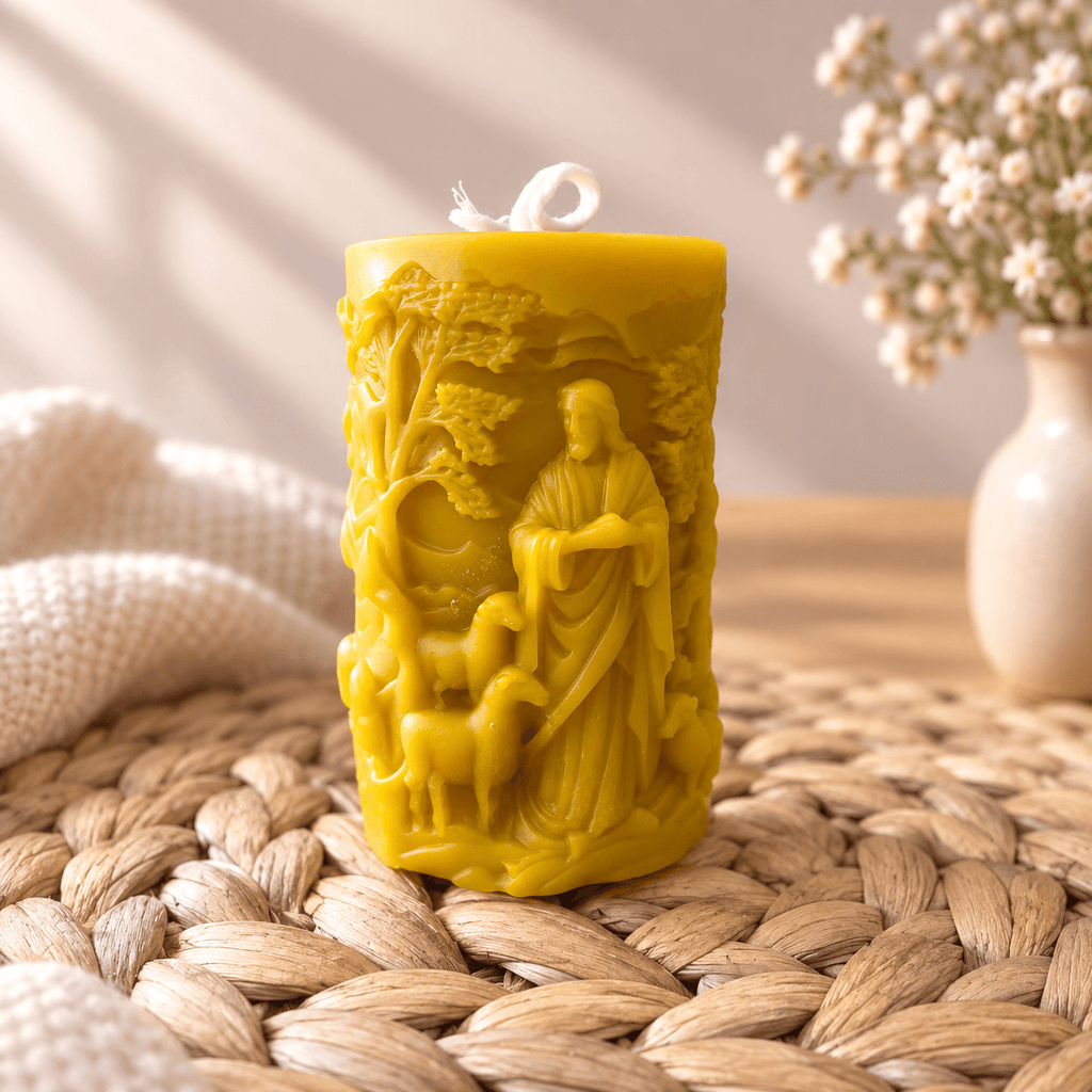 Lumânare religioasă sculptată din ceară de albine cu Iisus - Păstorul cel bun
