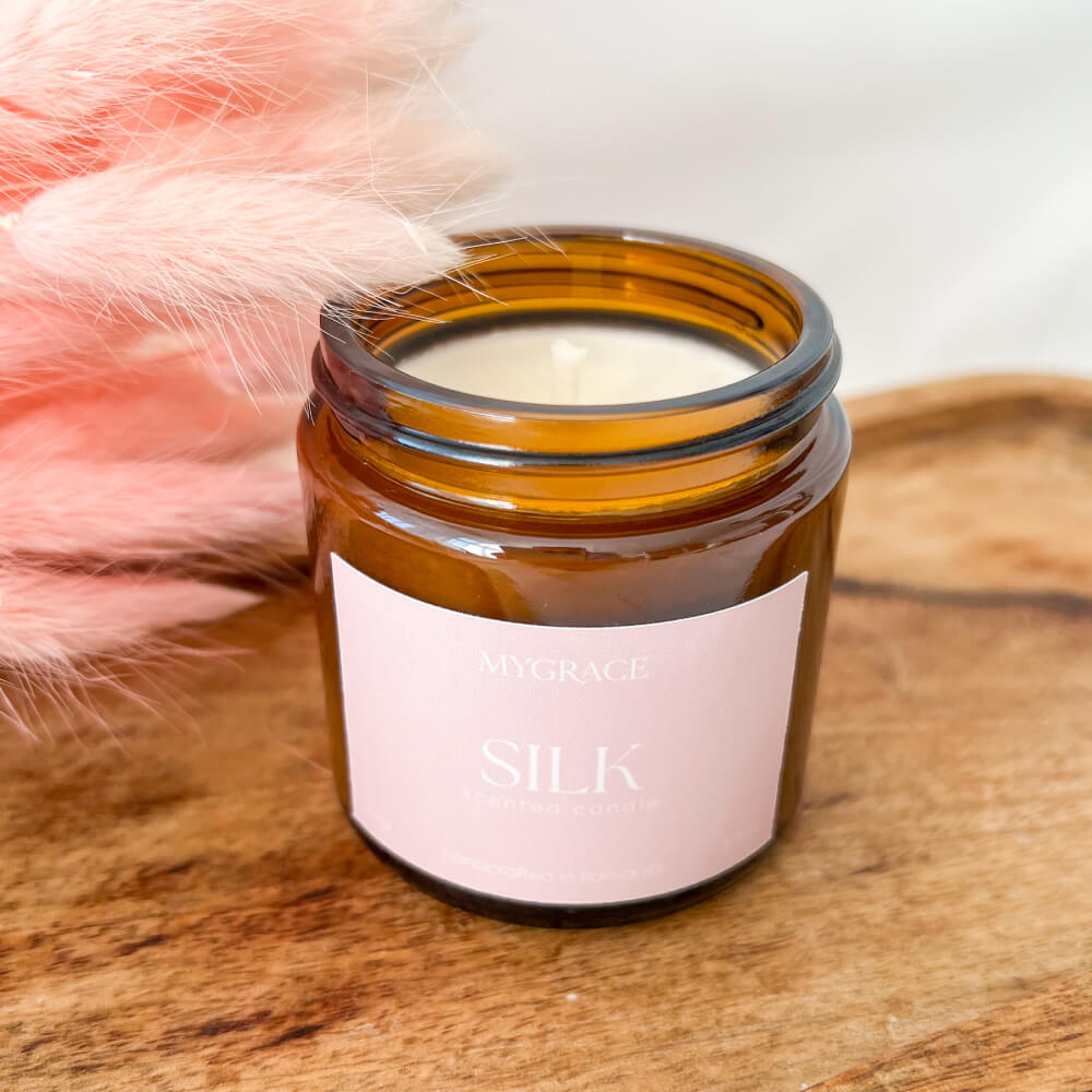 Lumânare SILK cu parfum floral delicat de bujor