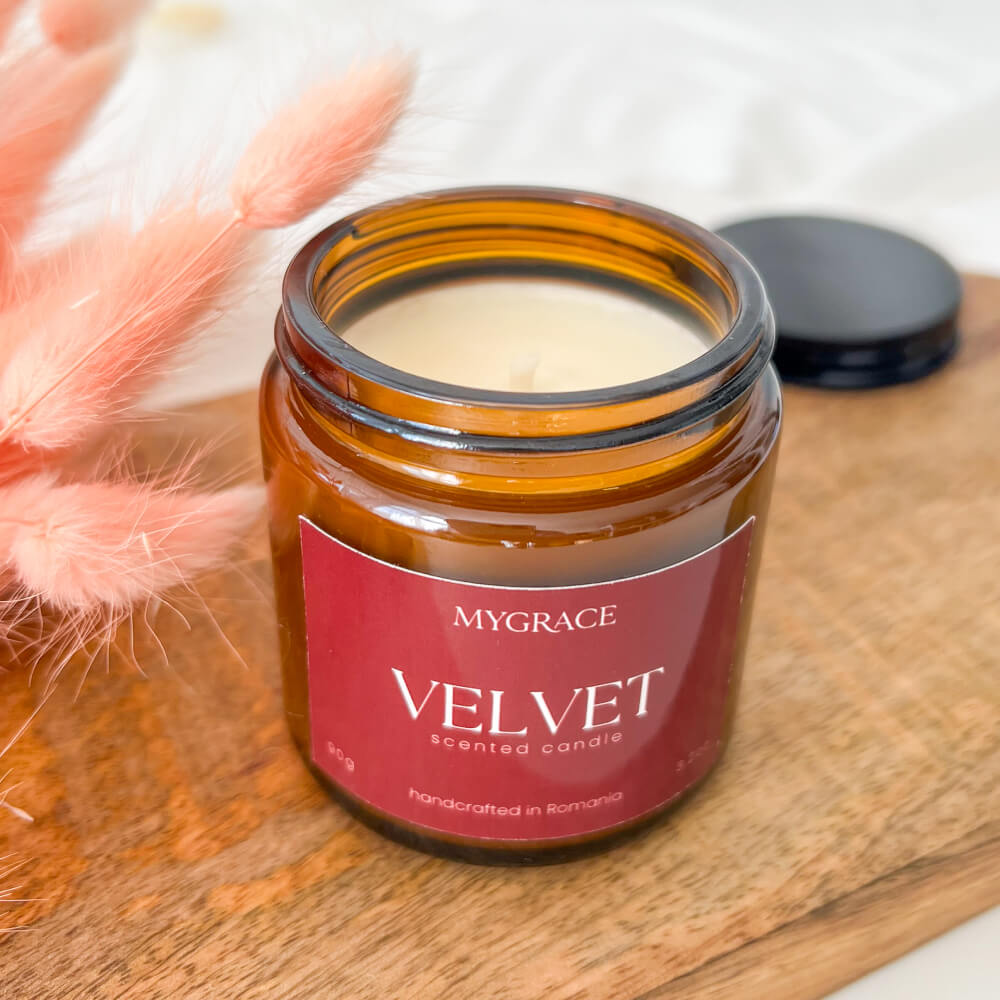 Lumânare VELVET cu parfum floral elegant de tuberoză