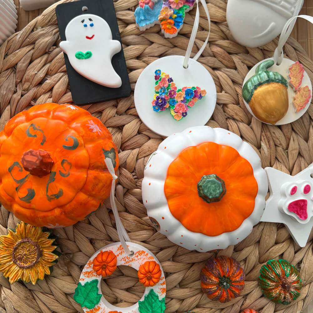 Obiecte decorative din praf ceramic, pictate manual în cadrul atelierului creativ MYGRACE, cu figurine și ornamente colorate, inspirate de sezonul de toamnă.