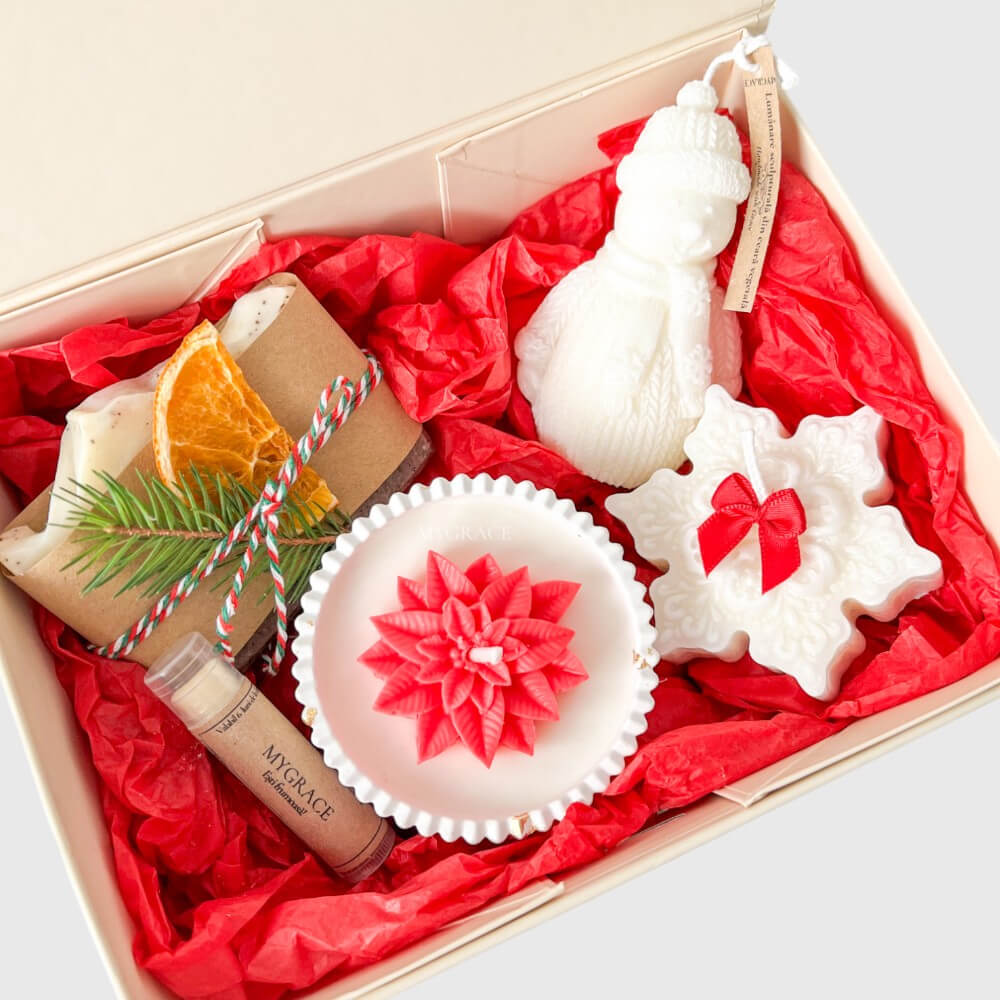 Cadou de Crăciun ”Christmas with Grace” - set lumânări parfumate ceară vegetală, săpun natural și balsam de buze, ambalare premium