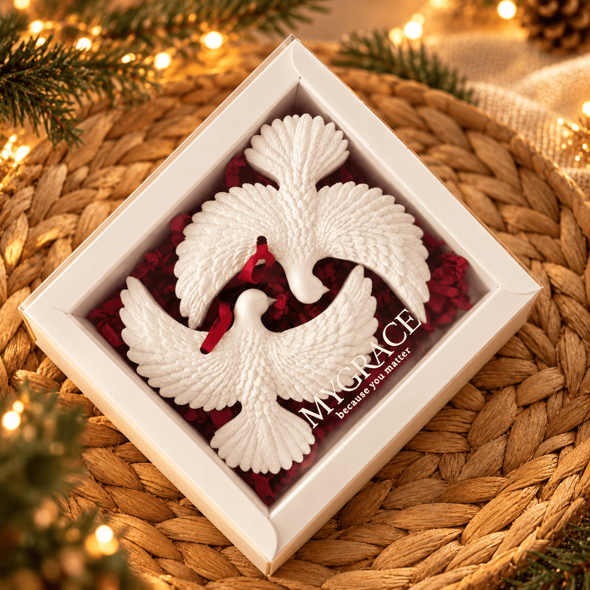 Set cadou cu două turturele albe decorative, ambalate festiv într-o cutie cu capac transparent și logo MYGRACE.