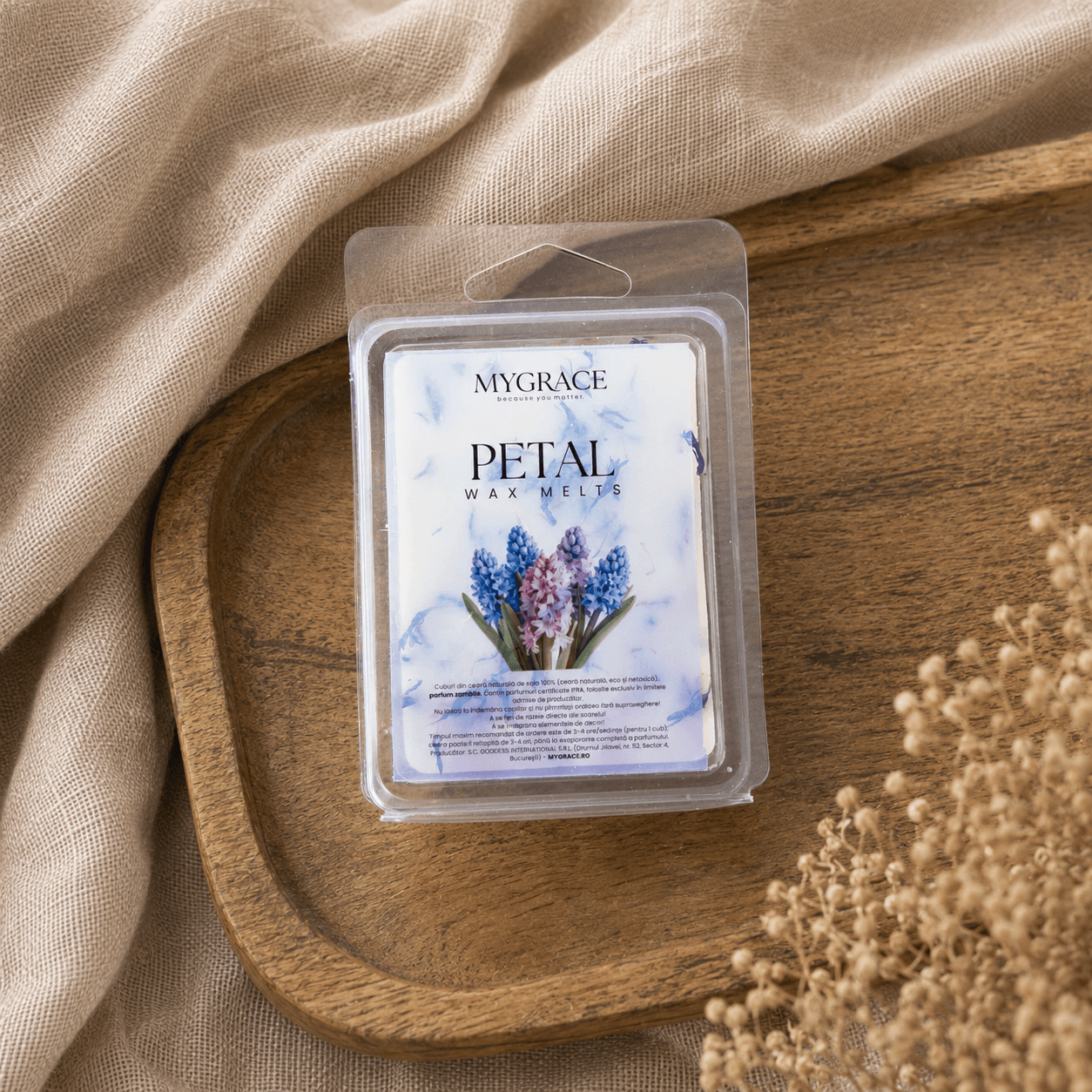 Ambalaj MYGRACE PETAL Wax Melts cu parfum de zambilă, realizat din ceară naturală de soia și fotografiat într-un decor premium din lemn și in.